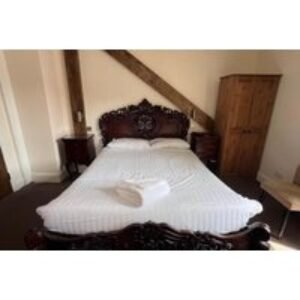 Ilfracombe Seaside Escape for 2: Bed & Breakfast with Wine & Late Checkout - 2-Course Dining Option! | Wowcher